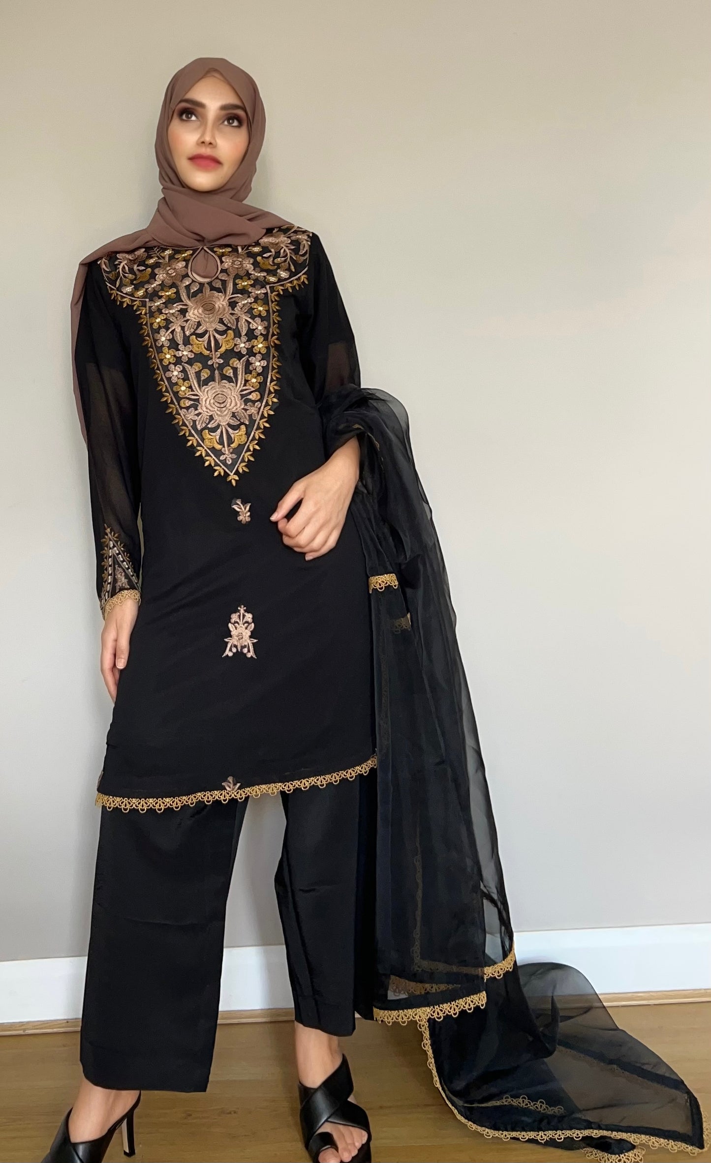 Elegant pearl white chiffon kameez with keyhole neckline and satin thread embroidery